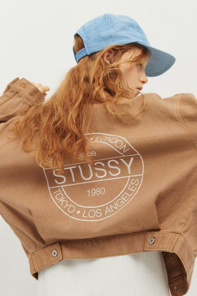 Stussy 的女装系列春夏新款，是典型的美国西海岸 grunge 风