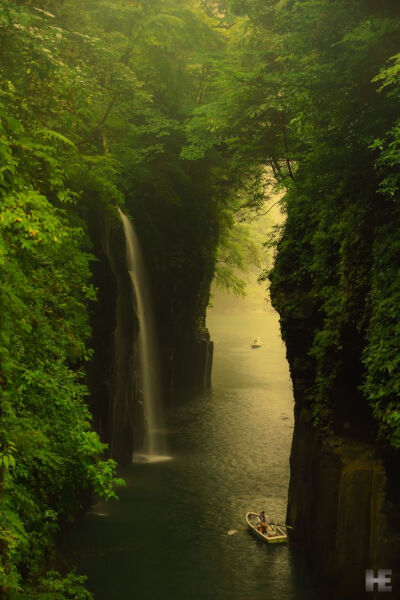 沿溪行，忘路之远近