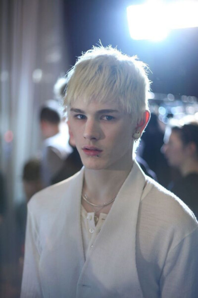 「欧美男模」—卢克·沃（luke+worrall）
卢克·沃洛(Luke Worrall)来自英国的克罗伊登(Croydon)，他自经纪人从街头发现后，一跃成为全球最红的男模之一。
国籍：英国 出生地：英国 出生日期：1989年12月26日 身…