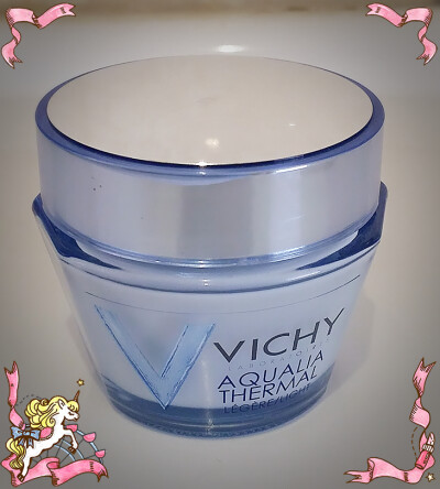 『VICHY 薇姿温泉矿物保湿水活霜』涂在脸上有一种特别温和的感觉，淡淡的香味闻起来很高大上，养颜效果属于那种细水长流。薇姿的东西用起来特安心，本人敏感肌也不怕。