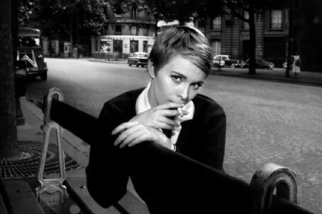 美国女演员珍·茜宝 (Jean Seberg)在《你好，忧愁》中紧贴头皮的发型（pixie hair）像假小子一般古灵精怪。到了今天依然有很多追随者，最知名的莫过于Rihanna以及安妮·海瑟薇。这种短发所展现的不再是20世纪前叶那种柔弱的充满女性特质的性感，而是如男孩儿般的率真、果敢、简洁。而她主打的帅男孩儿风格也成为了中性风的一个重要分支。她的pixie头是我觉得女明星中最好看的，很优雅