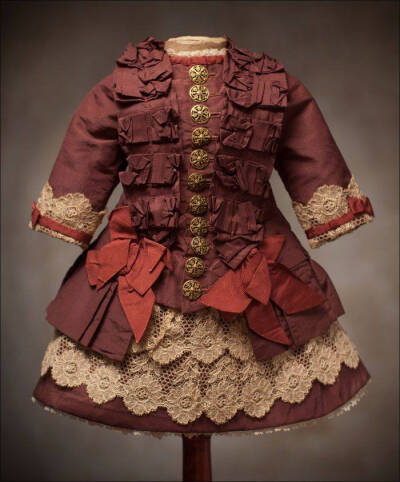 19世纪，法国古董娃娃的小洋装