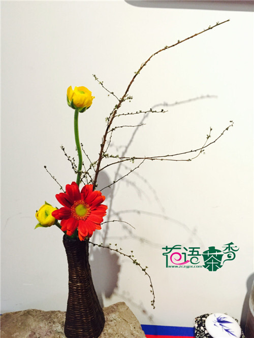 东方式插花，鲜花三两朵、花器一个，枝条数只，东西要求不多，充分发挥自己的想象力，每一个插花作品都好美