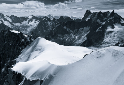 Jakub Polomski 给他的这组照片取名“自然的尺度”，他历时几年，分别在法国、奥地利、瑞士和斯洛伐克等国家和地区不同角度的拍摄了阿尔卑斯山脉。
