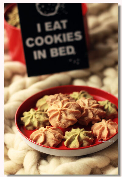 I eat cookies in bed !~haha