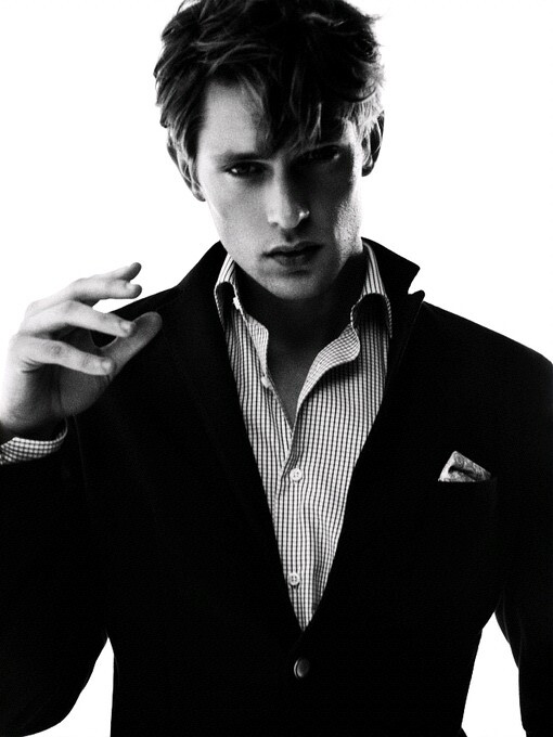 【欧美男模】—Mathias Lauridsen（马蒂耶斯·劳瑞森），1984年1月13日出生于丹麦，超级男模。他拥有性感慵懒、斯文稳重、阴柔纤细等多重个性，也让审美观变得更多元化。这个拥有精致外型、优雅的贵族气质，让人敬佩的专业态度的男人，让人们看到了稍纵即逝的流行与经典时尚之间的区别，被称为童话故事里走出来‘猫眼精灵王子’[/cp]