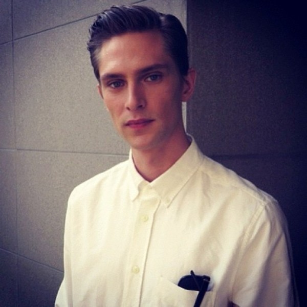 【欧美男模】—Mathias Lauridsen（马蒂耶斯·劳瑞森），1984年1月13日出生于丹麦，超级男模。他拥有性感慵懒、斯文稳重、阴柔纤细等多重个性，也让审美观变得更多元化。这个拥有精致外型、优雅的贵族气质，让人敬佩的专业态度的男人，让人们看到了稍纵即逝的流行与经典时尚之间的区别，被称为童话故事里走出来‘猫眼精灵王子’[/cp]