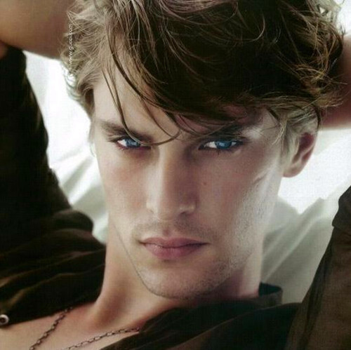 【欧美男模】—Mathias Lauridsen（马蒂耶斯·劳瑞森），1984年1月13日出生于丹麦，超级男模。他拥有性感慵懒、斯文稳重、阴柔纤细等多重个性，也让审美观变得更多元化。这个拥有精致外型、优雅的贵族气质，让人敬佩的专业态度的男人，让人们看到了稍纵即逝的流行与经典时尚之间的区别，被称为童话故事里走出来‘猫眼精灵王子’[/cp]