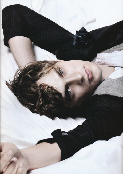 【欧美男模】—Mathias Lauridsen（马蒂耶斯·劳瑞森），1984年1月13日出生于丹麦，超级男模。他拥有性感慵懒、斯文稳重、阴柔纤细等多重个性，也让审美观变得更多元化。这个拥有精致外型、优雅的贵族气质，让人敬佩…