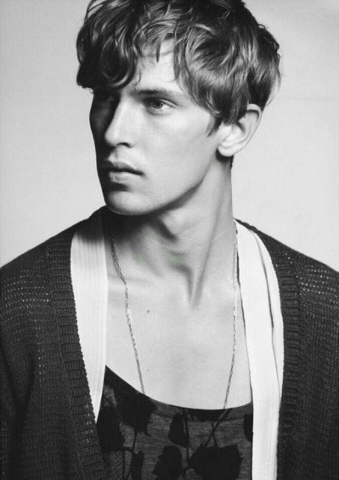 【欧美男模】—Mathias Lauridsen（马蒂耶斯·劳瑞森），1984年1月13日出生于丹麦，超级男模。他拥有性感慵懒、斯文稳重、阴柔纤细等多重个性，也让审美观变得更多元化。这个拥有精致外型、优雅的贵族气质，让人敬佩的专业态度的男人，让人们看到了稍纵即逝的流行与经典时尚之间的区别，被称为童话故事里走出来‘猫眼精灵王子’[/cp]