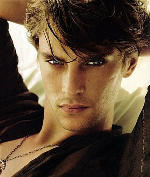 【欧美男模】—Mathias Lauridsen（马蒂耶斯·劳瑞森），1984年1月13日出生于丹麦，超级男模。他拥有性感慵懒、斯文稳重、阴柔纤细等多重个性，也让审美观变得更多元化。这个拥有精致外型、优雅的贵族气质，让人敬佩的专业态度的男人，让人们看到了稍纵即逝的流行与经典时尚之间的区别，被称为童话故事里走出来‘猫眼精灵王子’[/cp]