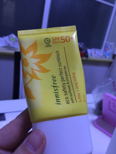 必备妆前之二。。。Innisfree悦诗风吟草本防晒霜。用这款我就没换过其他的。非常控油。我用着非常舒服。夏天也不会腻的。