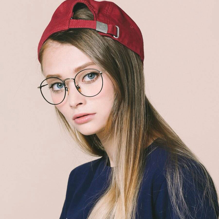 右店 日本潮人圆复古镜架
什么形状的眼镜框搭配什么样的脸型太复杂搞不懂？一款百搭的圆框眼镜绝对不会出错！大脸小脸、圆脸方脸都能搞定。圆细框的复古眼镜火遍街头，而这一款比日系杂志上的潮款有过之无不及，采用进口合金材质，超大圈型镜片为亚洲人的扁平脸而生，解决了鼻梁的问题，最重要的是显脸小。