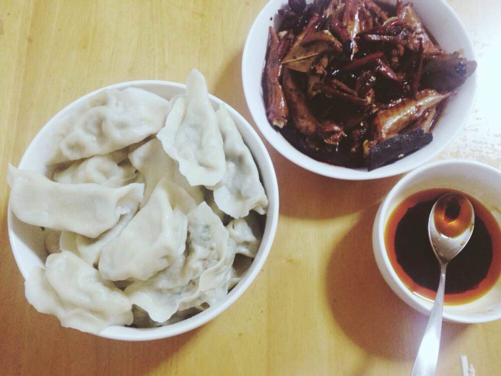 一人食。饺子加卤味。