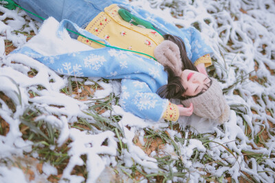 应该是这个冬天最后一场雪了
那天是2月1号
也是小年
客户妹子卓卓和我说
太阳婆婆 你好像带我去了日本
在雪中玩耍
度过了美好的一天
约片微信：420973977