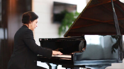 奥克萨娜·斯特罗恩（Oksana Stroian）：
5岁学琴，1995年荣获“艺术家”称号，从事钢琴教育工作近20年，学生和家长都很爱她，其十分擅长激发和调动孩子的学习兴趣，很喜欢学生问问题，她认为问问题表明他们感兴趣，…