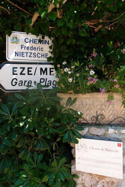 法国「尼斯」『尼采小径』—尼采小径，位于尼斯旁边EZE小镇，在镇上的半山腰。据说是大哲学家尼采在这里每天散步，思考哲学问题，并且最终成为一代伟人的地方。eze小镇位于地中海边，风景秀丽，尼采小径曲径通幽，环…