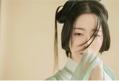 #汉服##临溪摄影#
#魏晋风汉服拍摄#
白日掩荆扉，虚室绝尘想，
时复墟曲中，披草共来往。
出镜:@手撕八爪
服装@司南阁汉服