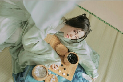 #汉服##临溪摄影#
#魏晋风汉服拍摄#
白日掩荆扉，虚室绝尘想，
时复墟曲中，披草共来往。
出镜:@手撕八爪
服装@司南阁汉服