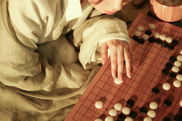 #汉服##临溪摄影#
#魏晋风汉服拍摄#
白日掩荆扉，虚室绝尘想，
时复墟曲中，披草共来往。
出镜:@手撕八爪
服装@司南阁汉服