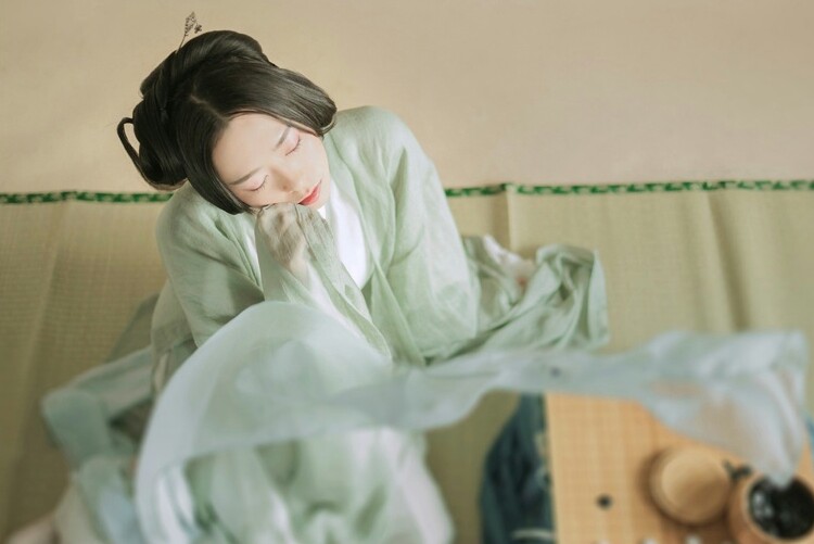 #汉服##临溪摄影#
#魏晋风汉服拍摄#
白日掩荆扉，虚室绝尘想，
时复墟曲中，披草共来往。
出镜:@手撕八爪
服装@司南阁汉服