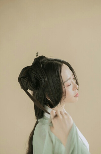 #汉服##临溪摄影#
#魏晋风汉服拍摄#
白日掩荆扉，虚室绝尘想，
时复墟曲中，披草共来往。
出镜:@手撕八爪
服装@司南阁汉服