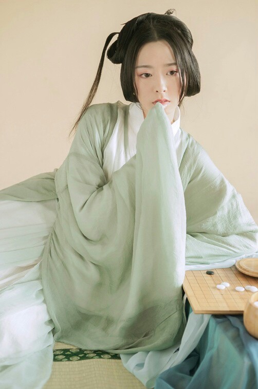 #汉服##临溪摄影#
#魏晋风汉服拍摄#
白日掩荆扉，虚室绝尘想，
时复墟曲中，披草共来往。
出镜:@手撕八爪
服装@司南阁汉服