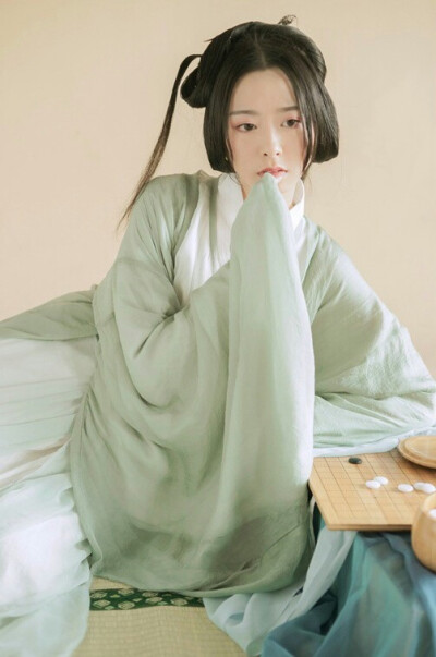 #汉服##临溪摄影#
#魏晋风汉服拍摄#
白日掩荆扉，虚室绝尘想，
时复墟曲中，披草共来往。
出镜:@手撕八爪
服装@司南阁汉服