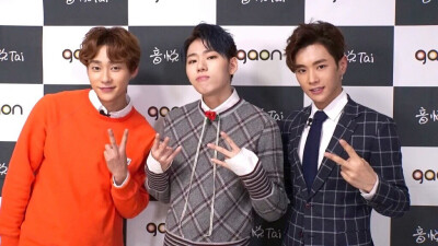 160218 #UNIQ#官方TW更新一则 第三位GaonChart音悦台后台的采访主人公就是就是ZICO前辈！能和尊敬的前辈一起做采访，十分荣幸！