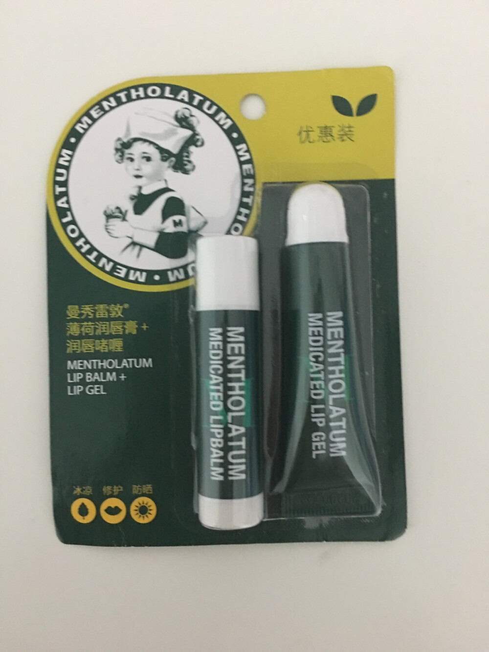 【曼秀雷敦薄荷润唇膏+润唇啫喱】润唇膏是SPF15，有防晒的功效，上嘴之后凉凉的，滋润效果还是不错的。我晚上用啫喱，白天用润唇膏，嘴唇不会干，淡化唇纹效果不明显，如果有我会后面po上来。屈臣氏入的优惠装，大概25元左右。