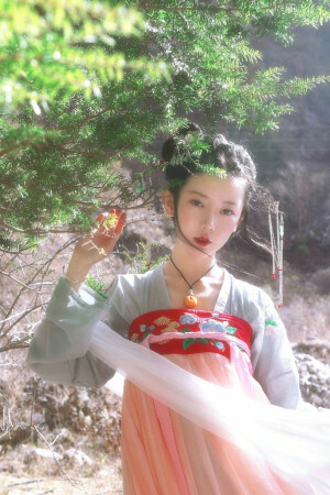尘不到，时时自有春风扫。
贪梦好，茫然忘了邯郸道。

摄 / @赏味期先生 
衣 / @芥子记
#汉服#
