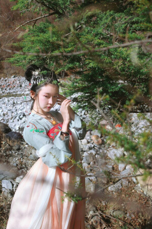 尘不到，时时自有春风扫。
贪梦好，茫然忘了邯郸道。

摄 / @赏味期先生 
衣 / @芥子记
#汉服#