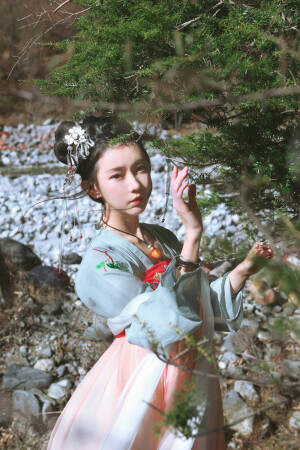 尘不到，时时自有春风扫。
贪梦好，茫然忘了邯郸道。

摄 / @赏味期先生 
衣 / @芥子记
#汉服#