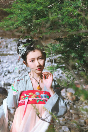 尘不到，时时自有春风扫。
贪梦好，茫然忘了邯郸道。

摄 / @赏味期先生 
衣 / @芥子记
#汉服#