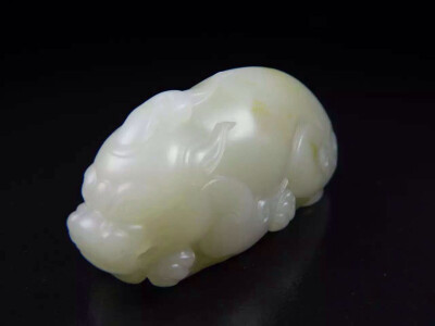 【泰紫工坊】招财貔貅
70*31*23mm，76克，新疆和田玉籽料貔貅，脂感油润，雕工精湛，造型饱满硬朗，呈俯卧之态，憨态可掬……性价比特别高！weixin：taizigongfang