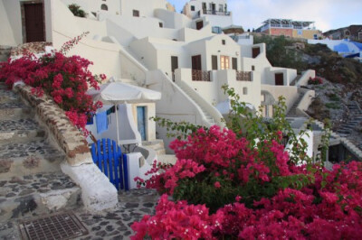 Oia, Santorini Island, Greece。希腊圣托里尼岛伊亚小镇。爱琴海最迷人的地方非圣托里尼岛莫属，它总是这样出现在诗句中：美丽的圣托里尼，有世界上最美的落日，最壮阔的海景；天地间蓝与白的相知相间，蓝得彻底，…