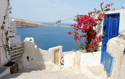 Oia, Santorini Island, Greece。希腊圣托里尼岛伊亚小镇。爱琴海最迷人的地方非圣托里尼岛莫属，它总是这样出现在诗句中：美丽的圣托里尼，有世界上最美的落日，最壮阔的海景；天地间蓝与白的相知相间，蓝得彻底，…