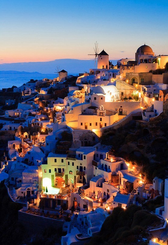 Oia, Santorini Island, Greece。希腊圣托里尼岛伊亚小镇。爱琴海最迷人的地方非圣托里尼岛莫属，它总是这样出现在诗句中：美丽的圣托里尼，有世界上最美的落日，最壮阔的海景；天地间蓝与白的相知相间，蓝得彻底，白得耀眼。