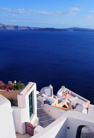 Oia, Santorini Island, Greece。希腊圣托里尼岛伊亚小镇。爱琴海最迷人的地方非圣托里尼岛莫属，它总是这样出现在诗句中：美丽的圣托里尼，有世界上最美的落日，最壮阔的海景；天地间蓝与白的相知相间，蓝得彻底，…