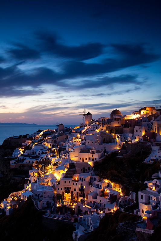 Oia, Santorini Island, Greece。希腊圣托里尼岛伊亚小镇。爱琴海最迷人的地方非圣托里尼岛莫属，它总是这样出现在诗句中：美丽的圣托里尼，有世界上最美的落日，最壮阔的海景；天地间蓝与白的相知相间，蓝得彻底，白得耀眼。