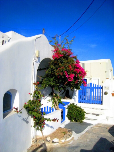 Oia, Santorini Island, Greece。希腊圣托里尼岛伊亚小镇。爱琴海最迷人的地方非圣托里尼岛莫属，它总是这样出现在诗句中：美丽的圣托里尼，有世界上最美的落日，最壮阔的海景；天地间蓝与白的相知相间，蓝得彻底，…