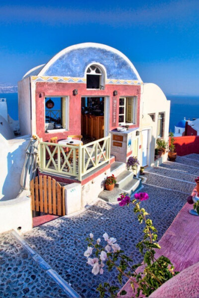 Oia, Santorini Island, Greece。希腊圣托里尼岛伊亚小镇。爱琴海最迷人的地方非圣托里尼岛莫属，它总是这样出现在诗句中：美丽的圣托里尼，有世界上最美的落日，最壮阔的海景；天地间蓝与白的相知相间，蓝得彻底，…