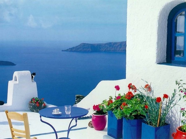 Oia, Santorini Island, Greece。希腊圣托里尼岛伊亚小镇。爱琴海最迷人的地方非圣托里尼岛莫属，它总是这样出现在诗句中：美丽的圣托里尼，有世界上最美的落日，最壮阔的海景；天地间蓝与白的相知相间，蓝得彻底，白得耀眼。