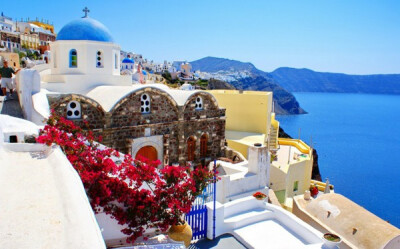Oia, Santorini Island, Greece。希腊圣托里尼岛伊亚小镇。爱琴海最迷人的地方非圣托里尼岛莫属，它总是这样出现在诗句中：美丽的圣托里尼，有世界上最美的落日，最壮阔的海景；天地间蓝与白的相知相间，蓝得彻底，…