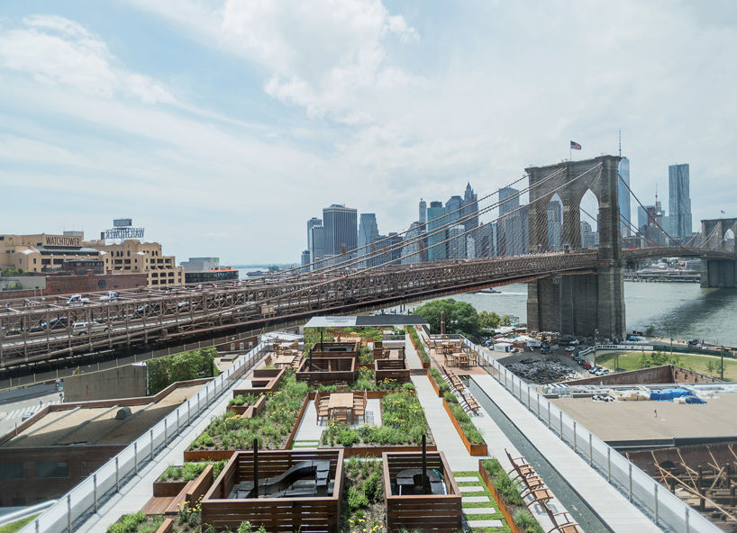 这个屋顶花园由纽约当地一家擅长城市规划、建筑景观设计的公司 Jams Corner Field Operations 设计。6000 平方英尺（约合 557 平米）的公共空间整齐地划分出不同区域，以狭长的通道和绿化带作为区隔。靠近布鲁克林大桥一侧是几组桌椅，三两人喝下午茶的好去处；面向东河的走道上，一排木椅子依次排开，可以惬意地晒日光浴。屋顶中央还有个正正经经的用餐区域，供住客在露天举办餐会。资味 www.cheerway.cn