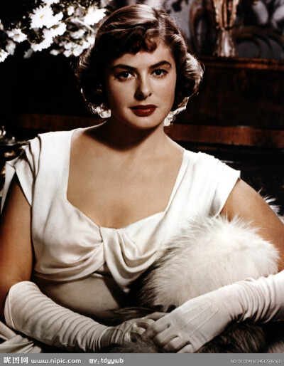 英格丽·褒曼 英文姓名：Ingrid Bergman 出生日期：1915-8-29 逝世日期：1982-8-29，享年67岁 褒曼曾获得过三次奥斯卡金像奖，两次艾美奖以及一次托尼奖。1999年，她被美国电影学会选为百年来最伟大的女演员.英…