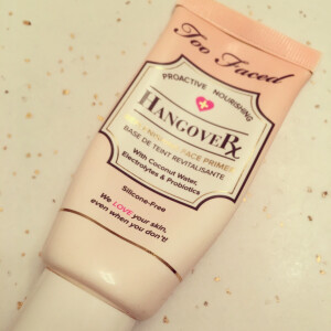 小伙伴们好！今天分享#Too Faced Hangover Primer 修护醒肤妆前饰底乳 #美帝丝芙兰入，价格还可以，记得好像是$20，太久了记不清，这个牌子的东西还是很实惠的。鸭嘴设计，用量好掌控，味道也很清新，这个牌子是美帝本土品牌，上面说有coconut water野子汁成分，说是可以醒肤缓解肌肤缺水，个人觉得味道不错，用不好也用不坏。对于妆前乳没有特别要求的只想用来补水的小伙伴可以用用看(•̀ᴗ•́)و ̑̑