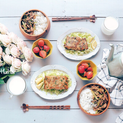 早安，今天早餐：香草煎鱼柳+芹菜炒肉+米饭+燕麦浓浆+草莓.
PS:做个小剧透哈，这几天会有个小活动，想参加的童鞋记得关注微信公众号哦~
公众号：kitchenwu