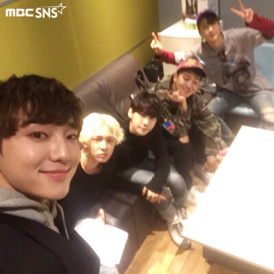 [PIC]#Winner# withMBC推特更新#南太铉# 相关:오늘 #정오의희망곡 새 앨범으로 돌아온 멋진 다섯남자 #위너 와 함께합니다! 보이는 라디오로 진행되니 지금 위너 보러오세요❤️翻译:今天在金申英正午希望曲里带着他…