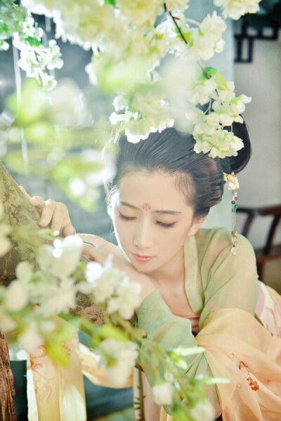 『愿你一生孤苦，容华傾负』